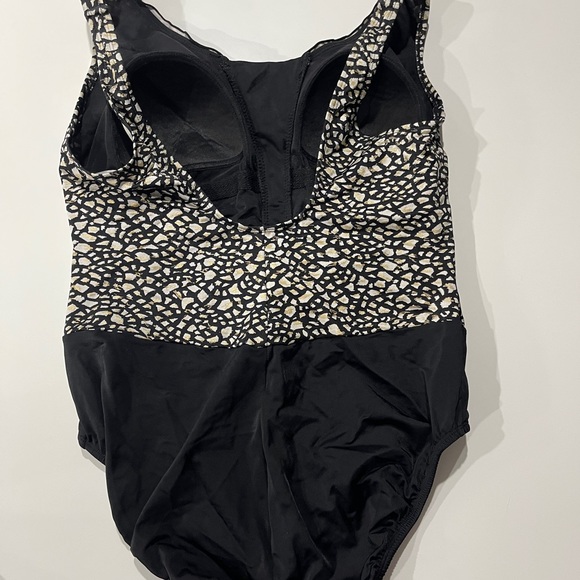 One piece bathing suit - Picture 2 of 3